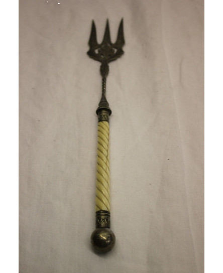 1-x-vintage-metal-art-trident-fork